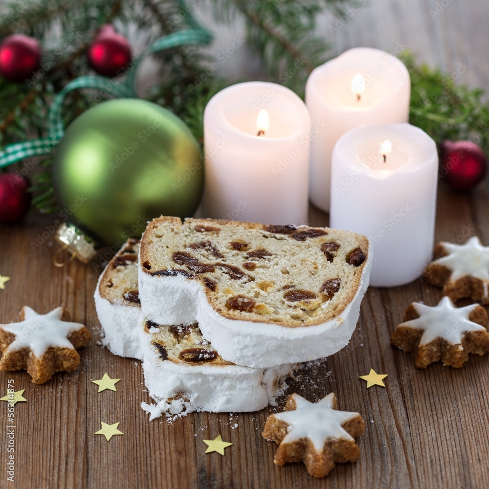 Christstollen, Zimtsterne und Kerzen Christstollen, Zimtsterne und Kerzen