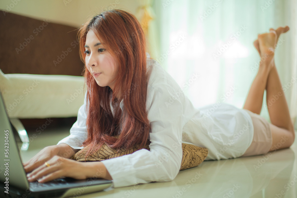 Obraz premium young woman using laptop