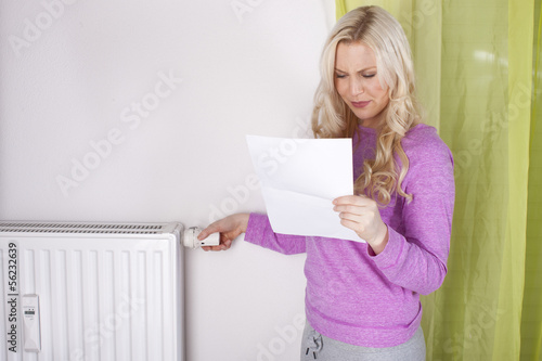 Frau erhält Heizkostenabrechnung