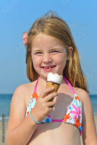 Mädchen am Strand mit Eis