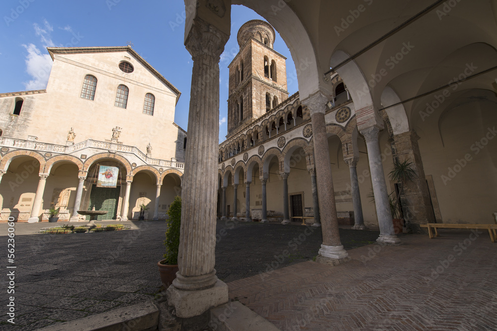 Atrio del Duomo con porticato a colonne e campanile