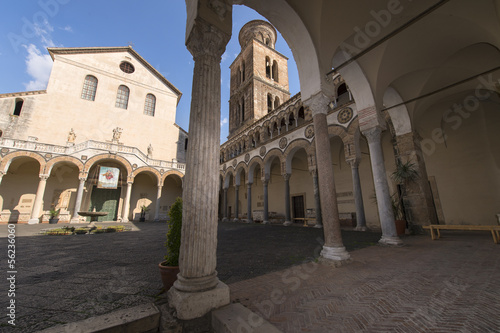 Atrio del Duomo con porticato a colonne e campanile