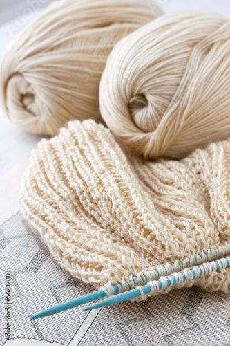 knitted fabric and knitting needles