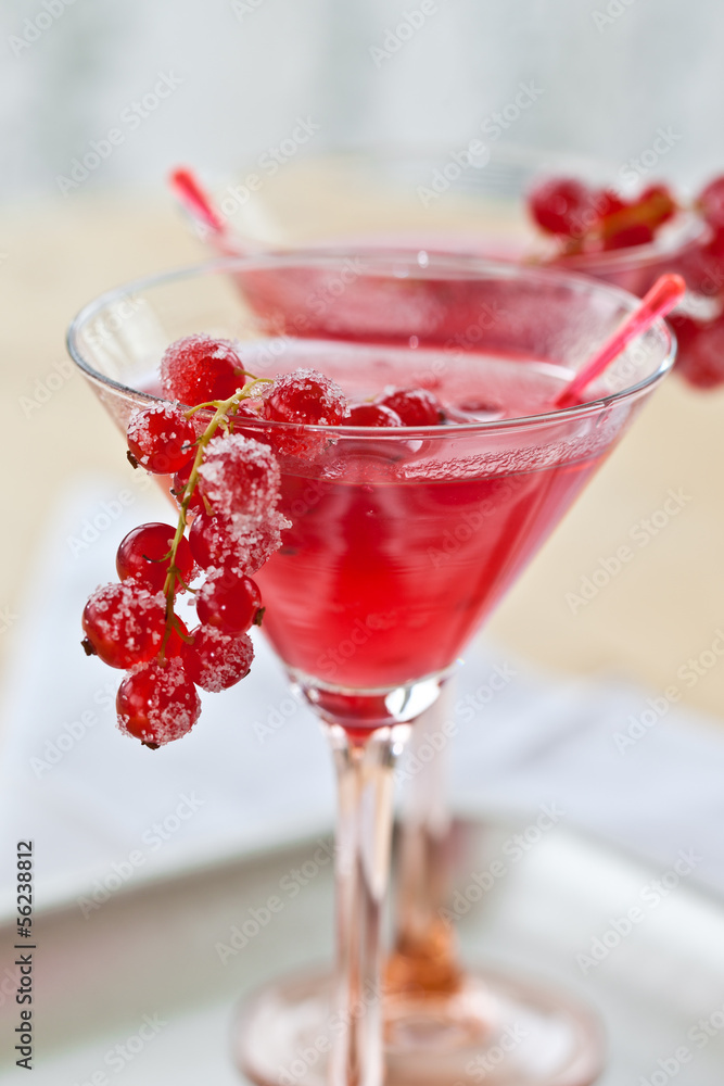 Roter Cocktail mit Johannisbeeren Roter Cocktail mit Johannisbeeren