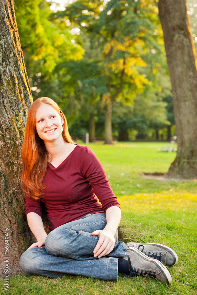 Obraz premium Portrait of a Young Woman in a Park