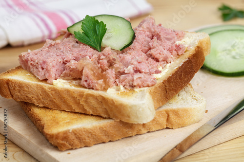 Toast mit Leberwurst und Gurke