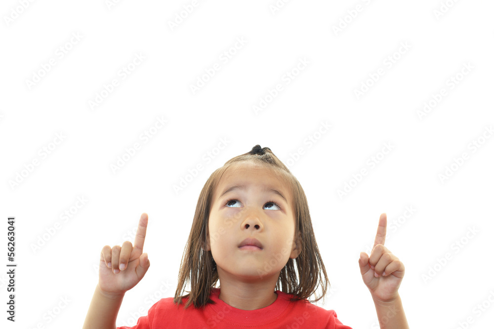 上を見上げる女の子