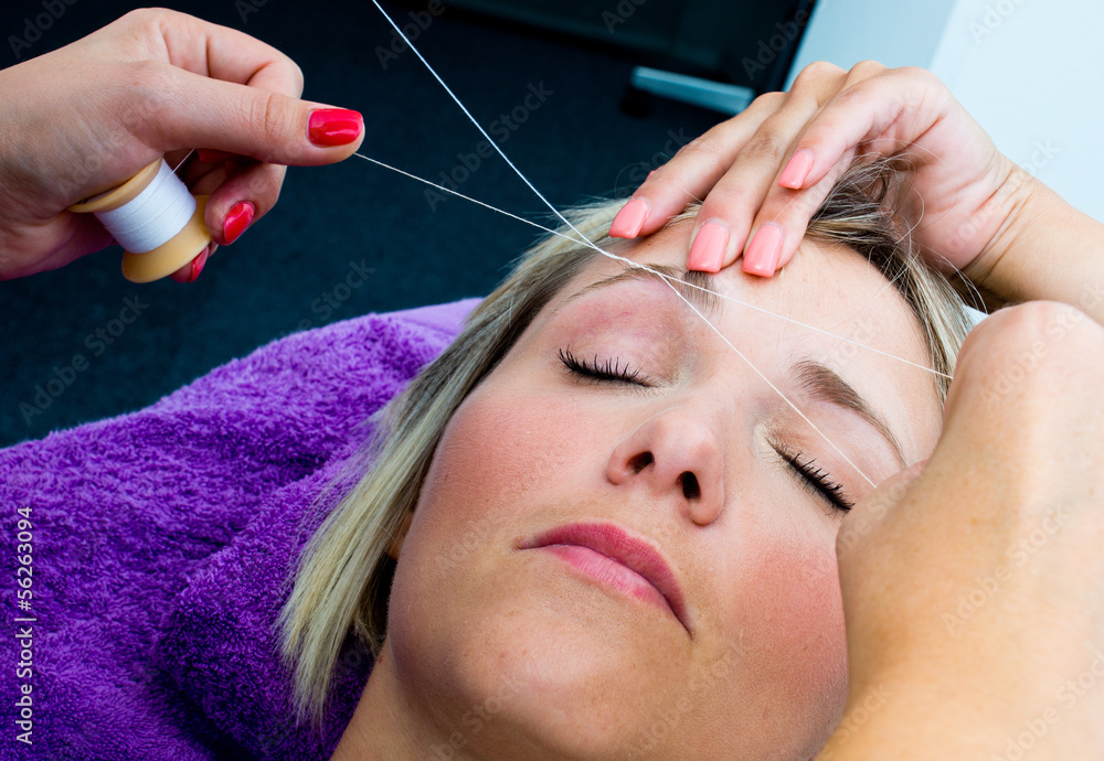 Fototapeta premium threading hair removal procedure