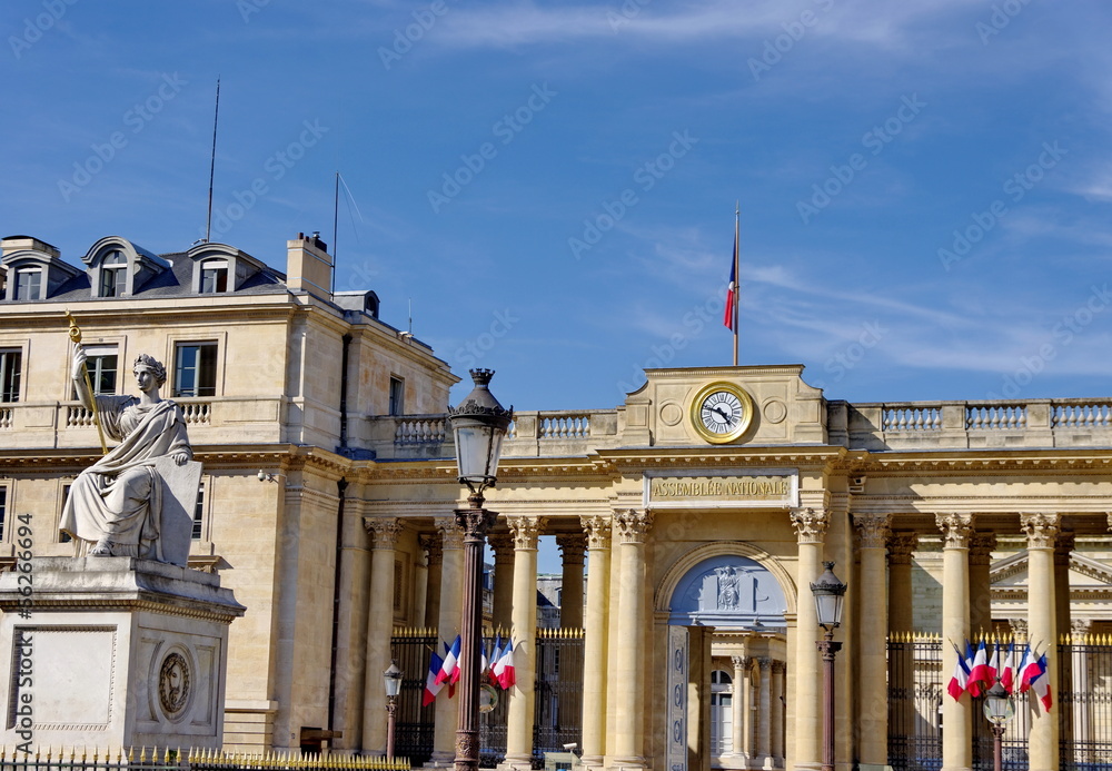 Assemblée Nationale et statue de la Loi. Paris