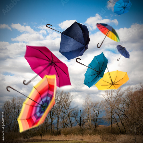 Obraz na płótnie Windiger Herbsttag mit Regenschirmen