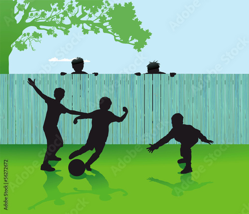 Jungen spielen im Garten