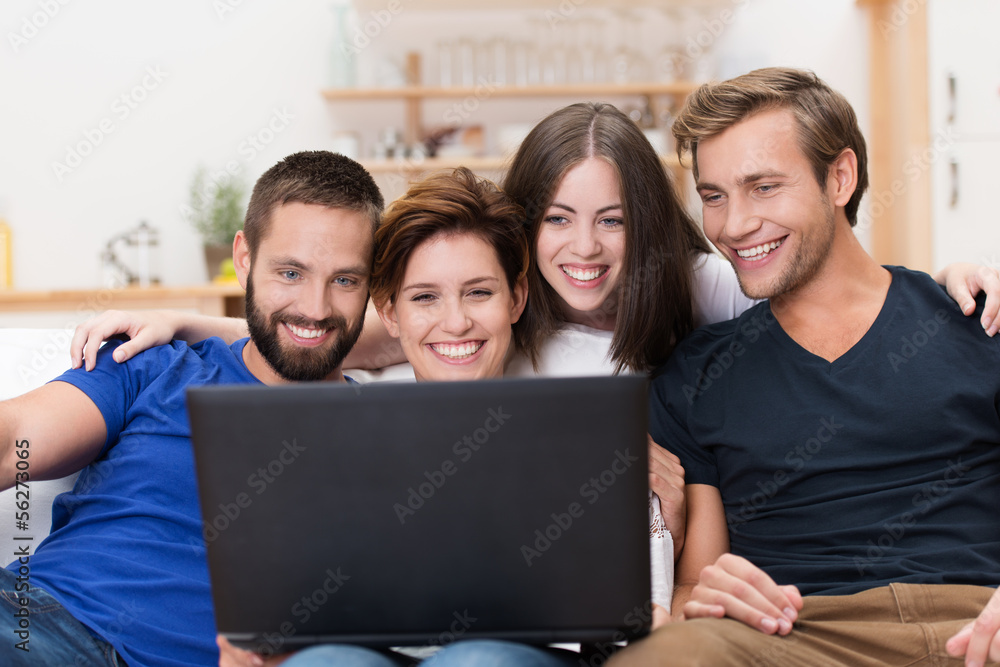 freunde schauen lachend auf laptop freunde schauen lachend auf laptop
