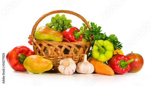 Fototapeta Naklejka Na Ścianę i Meble -  fresh vegetables and fruits in a basket