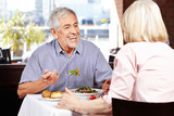 Seniorenpaar redet im Restaurant