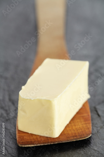 Butter auf Holzlöffel
