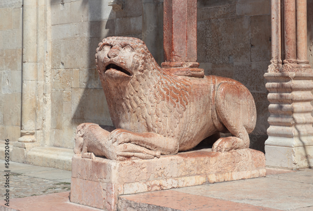 lion romanesque statue