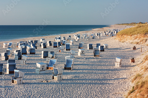 Strand mit Strandkörben bei Kampen auf Sylt im Abendlicht