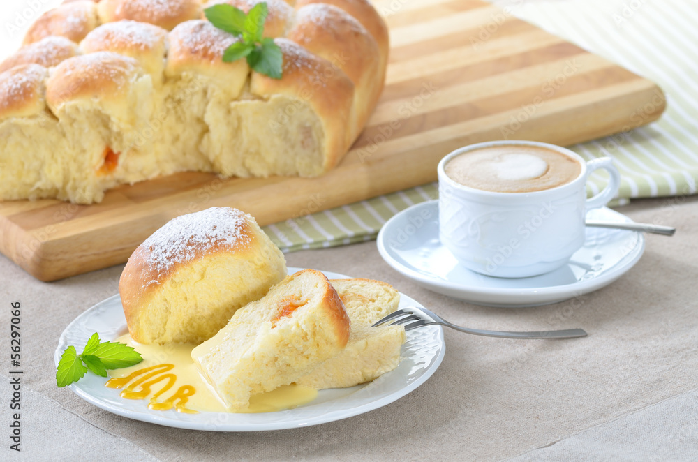 Frische Marillenbuchteln mit einer Tasse Cappuccino Frische Marillenbuchteln mit einer Tasse Cappuccino