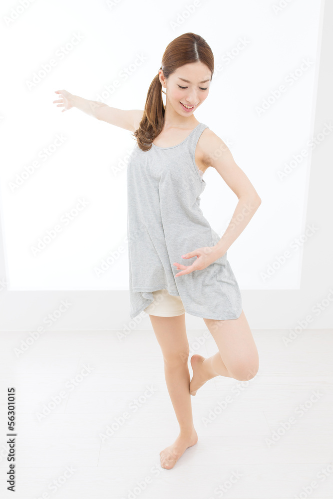 ダンスをする女性