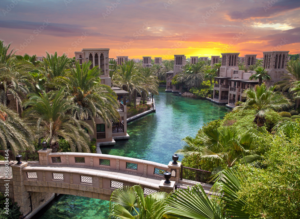Obraz premium Dubaj o zachodzie słońca