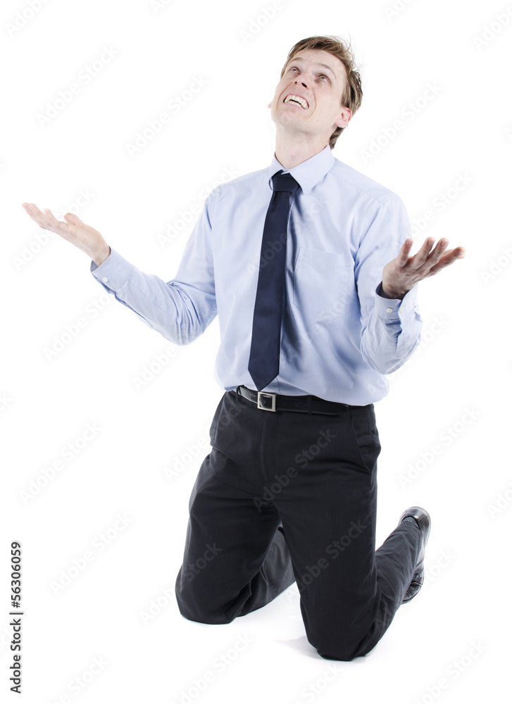 поднимаю руки стою на коленях. силуэт человека на коленях. парень с распростертыми руками. мужчина поднял руки вверх. женщина на коленях.