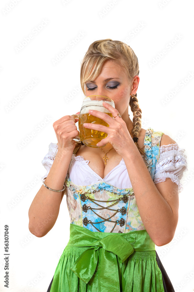 Junge Frau im Dirndl trinkt Bier Junge Frau im Dirndl trinkt Bier