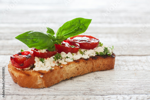 Toast with grilled tomatoes and soft cheese