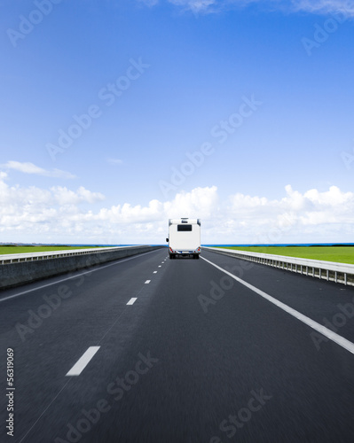 Wohnmobil auf Autobahn