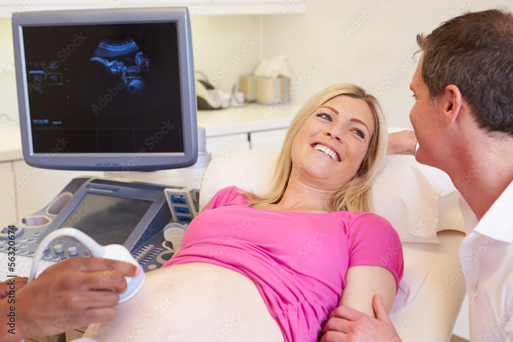 Obraz premium Pregnant Woman And Partner Having 4D Ultrasound Scan