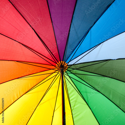Sonnenschirm in Regenbogen-Farben
