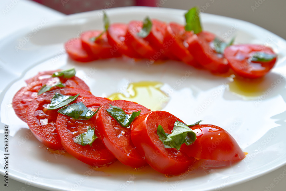 pomodoro condito con olio di oliva e basilico pomodoro condito con olio di oliva e basilico