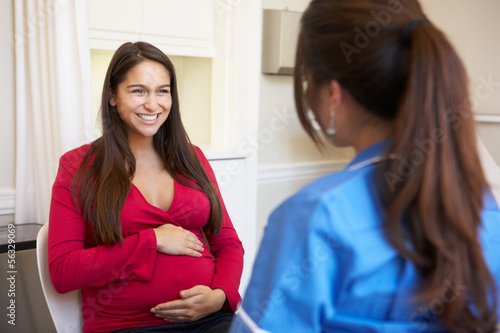 Fotografía Pregnant Woman Meeting With Nurse In Clinic