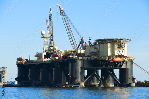 piattaforma petrolifera photo