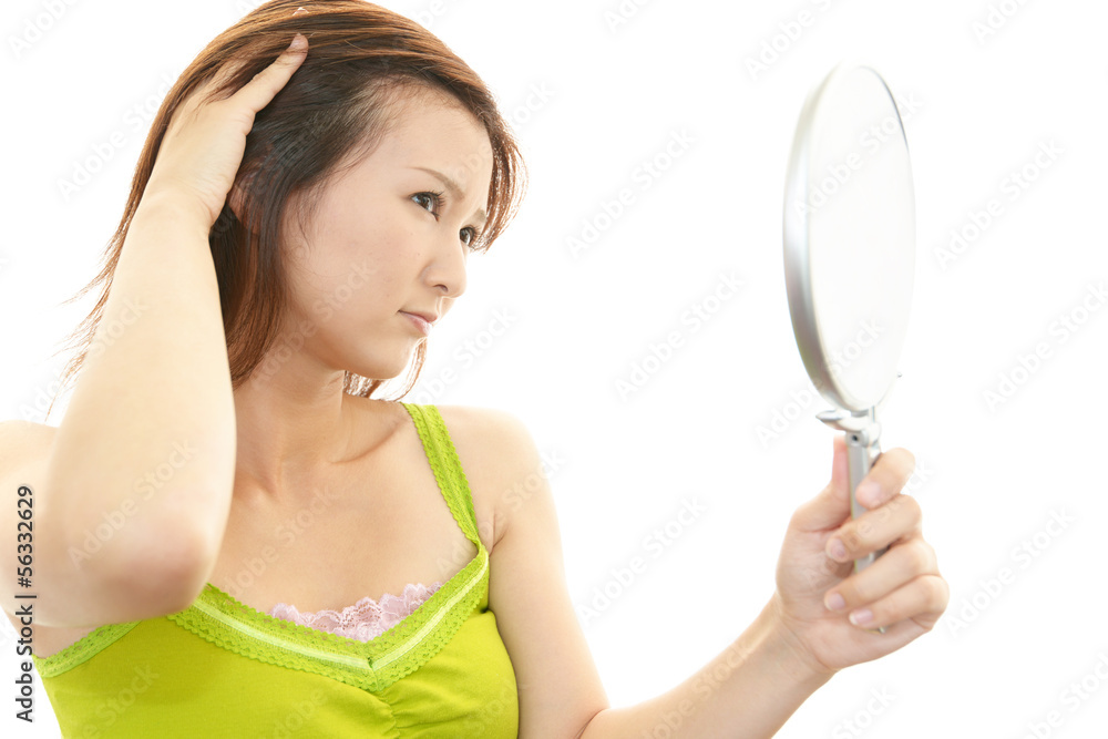 顔のシミを気にする女性