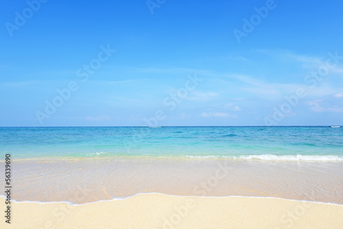 沖縄の美しい砂浜と透明な波