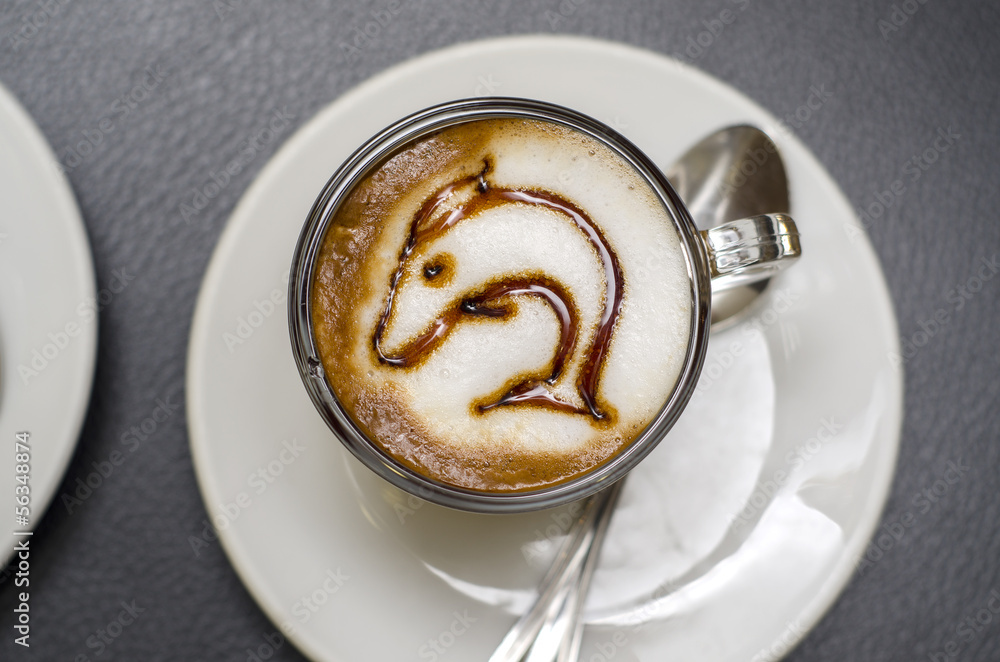 caffè decorato con un delfino Stock Photo | Adobe Stock
