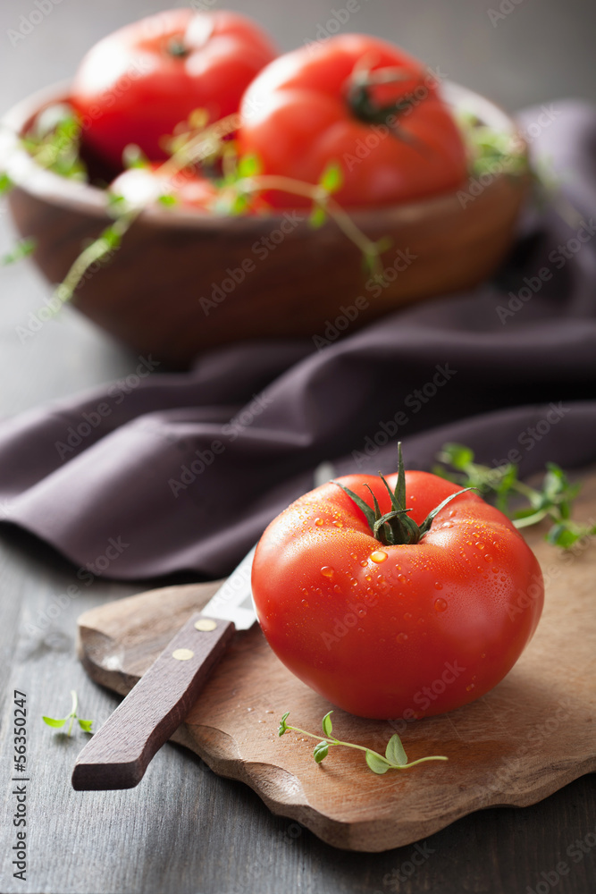 fresh tomatoes on cutting board fresh tomatoes on cutting board