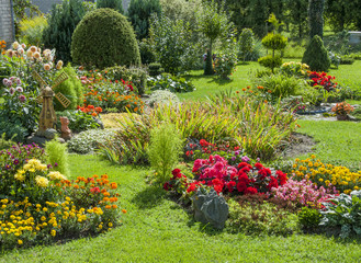 Keuken achterwand Tuin Aangelegde bloementuin in volle bloei  © Shmel
