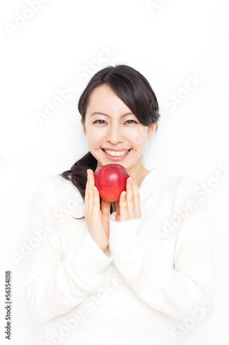 リンゴを持った女性