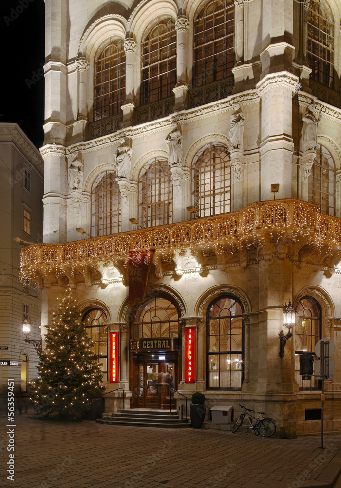 Naklejka premium Weihnachtsbeleuchtung Cafe Central Wien