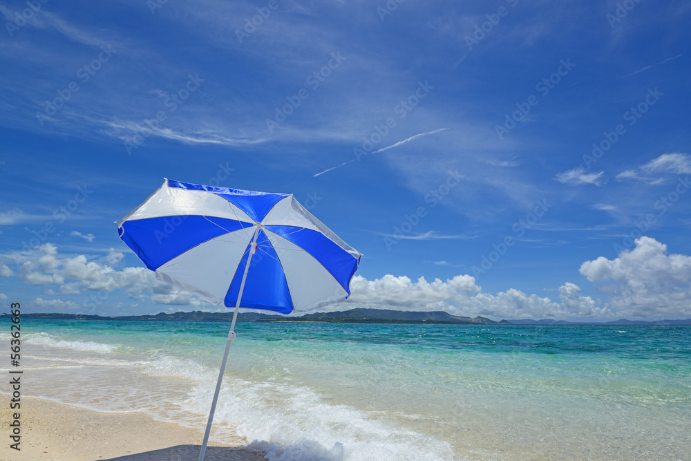 南国沖縄の美しい珊瑚の海と夏空