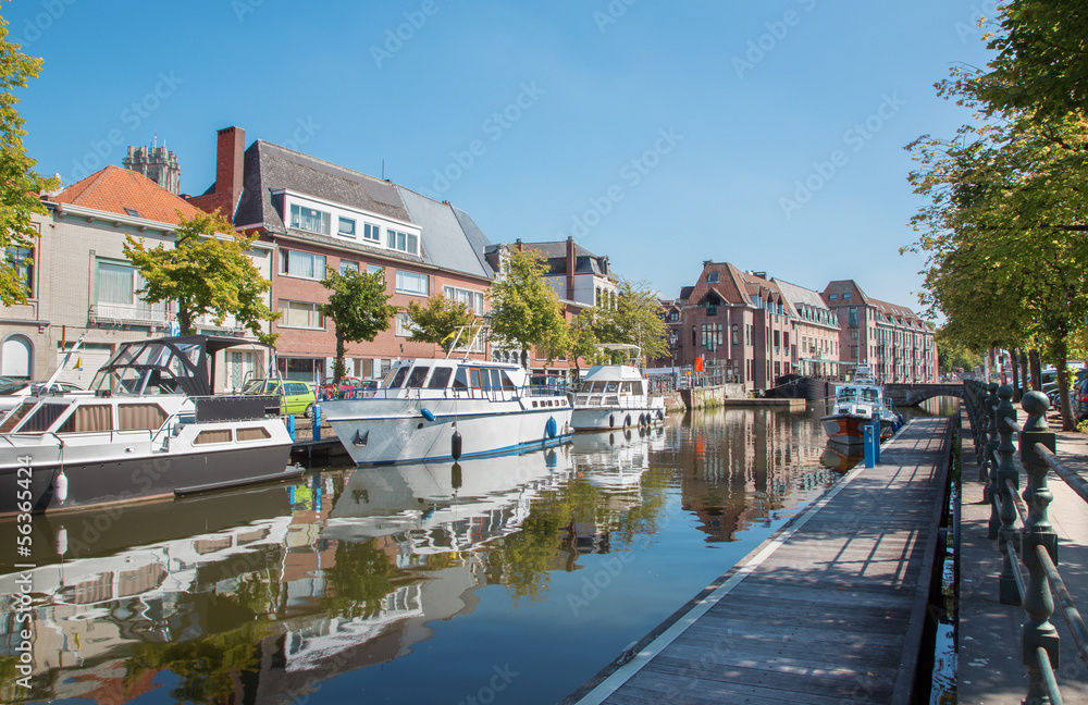 Mechelen - Canal and yachst in morning light