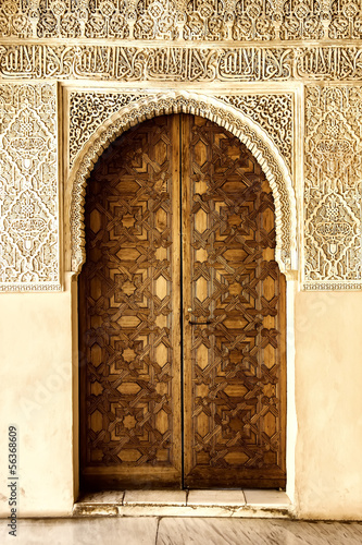 Obraz na płótnie A door decorated in arabic style in La Alhambra, Granada, Spain.