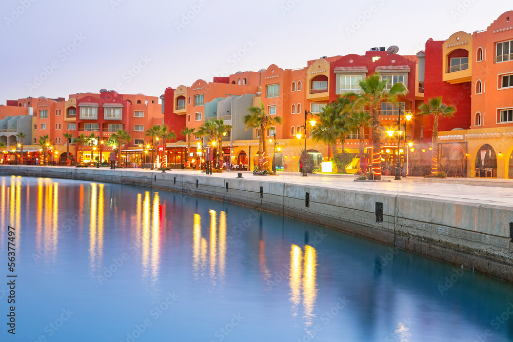 Fototapeta premium Beautiful architecture of Hurghada Marina at dusk in Egypt