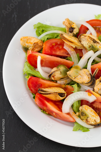 salad with mussels