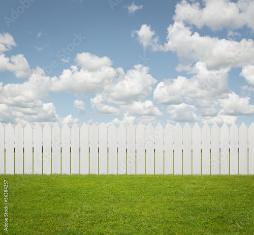 Fotografija White fence on the grass with copy space