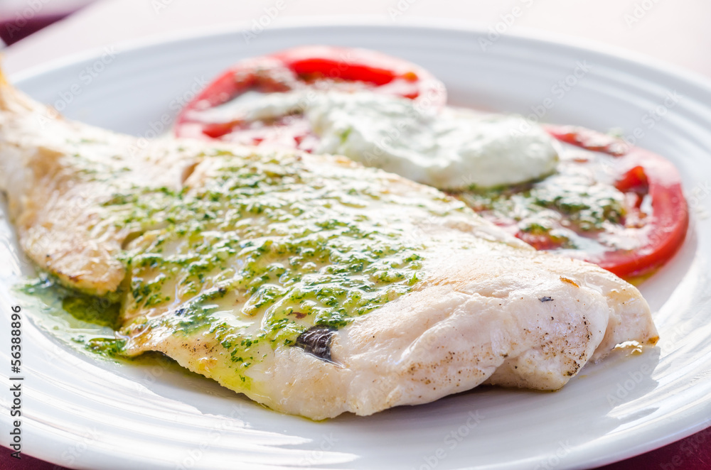 Filetto di merluzzo con pesto e contorno di caprese Filetto di merluzzo con pesto e contorno di caprese