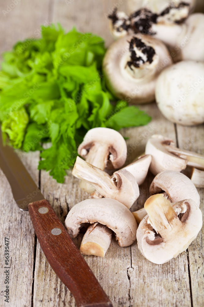 Fototapeta premium champignons with parsley and old knife