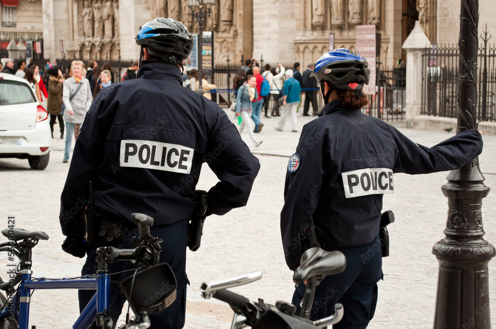 Fototapeta premium police VTT Notre-Dame de Paris