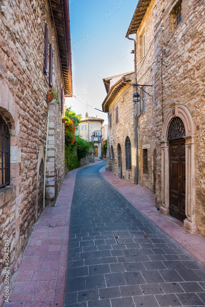 Strada storica con fiori